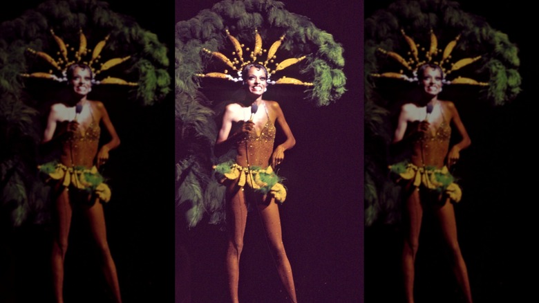 Diana Ross actuando con un disfraz inspirado en Josephine Baker.