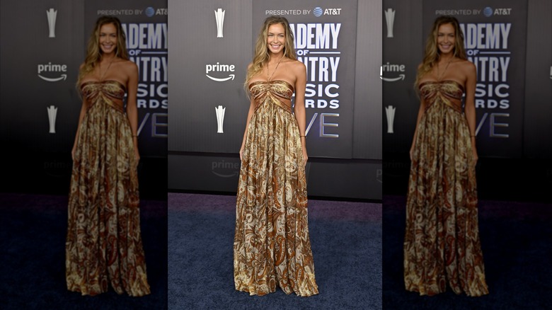 Hannah Palmer en la alfombra roja de los Premios de la Academia de Música Country 2026.