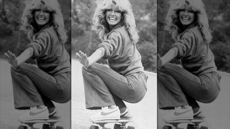 Farrah Fawcett patineta en el set de "Los ángeles de Charlie"