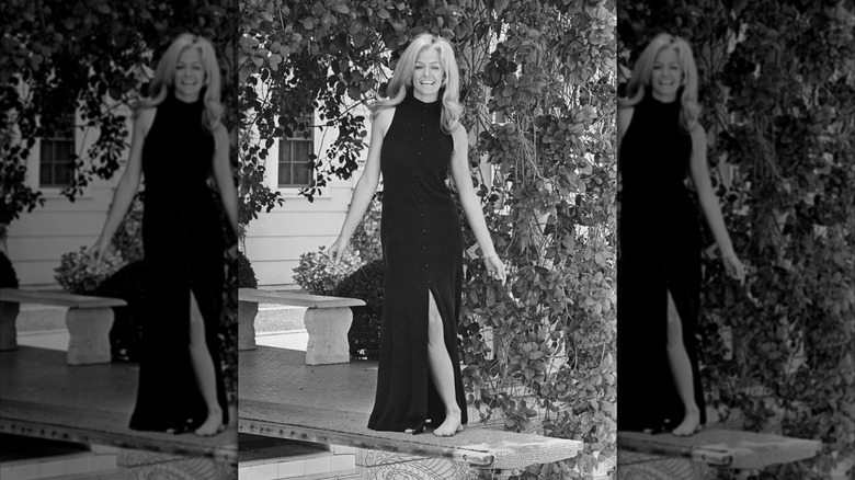 Farrah Fawcett lleva un vestido largo negro de cuello alto