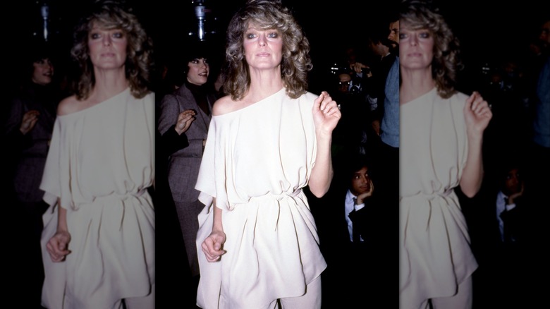 Farrah Fawcett lleva un top con hombros descubiertos y pantalones en Studio 54