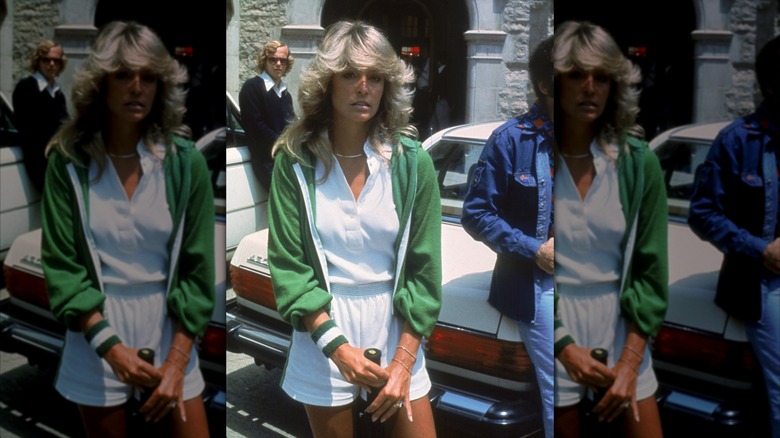 Farrah Fawcett luce un conjunto de tenis blanco y chaqueta verde