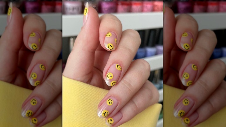 Vista de cerca de una manicura de cara sonriente.