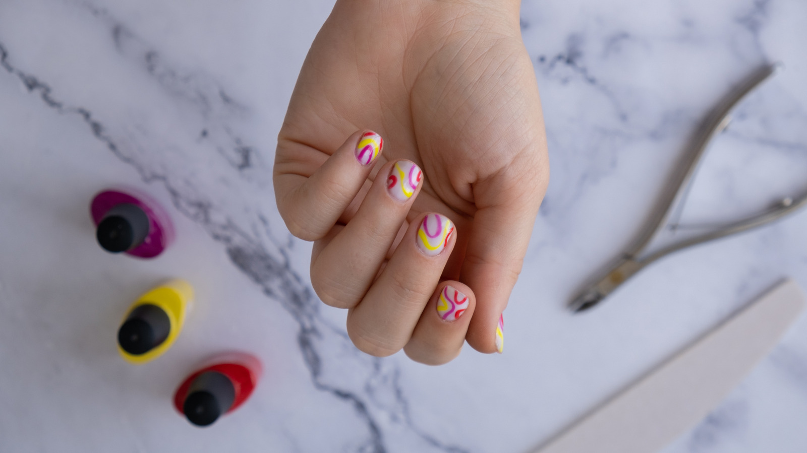 Ideas de manicura inspiradas en los años 60 para un look de uñas retro