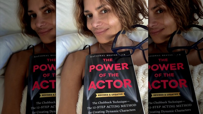 Halle Berry publica un selfie sin maquillaje y con un libro en la cama