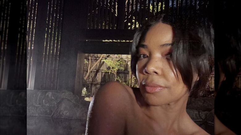 Gabrielle Union publicó en Instagram una selfie de ella disfrutando de un onsen en Kioto, Japón.
