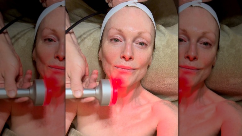 Julianne Moore publica una selfie mientras recibe un tratamiento para el cuidado de la piel