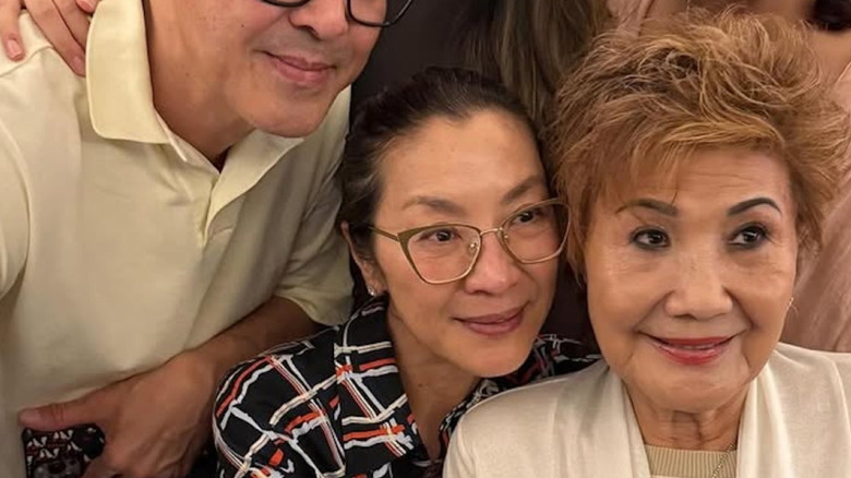Michelle Yeoh posando para una selfie grupal sin maquillaje