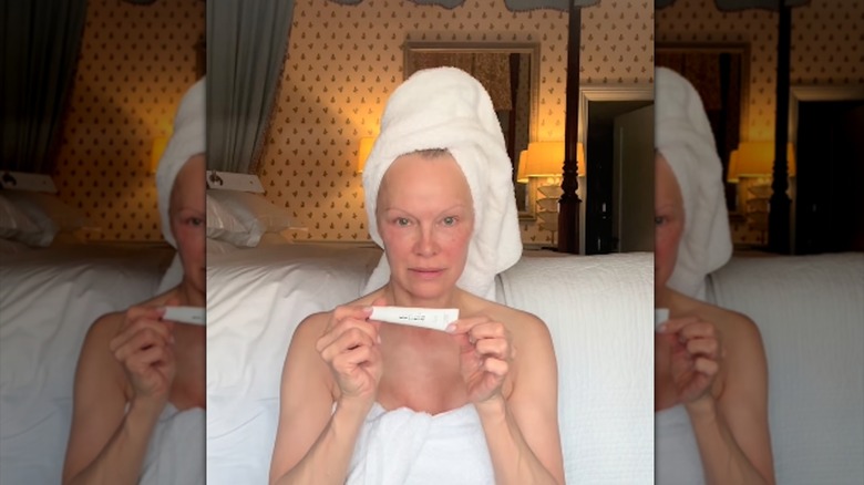 Pamela Anderson filmando un video de cuidado de la piel sin maquillaje en Instagram