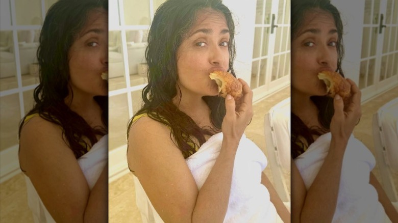 Salma Hayek disfrutando de un pastelito sin maquillaje
