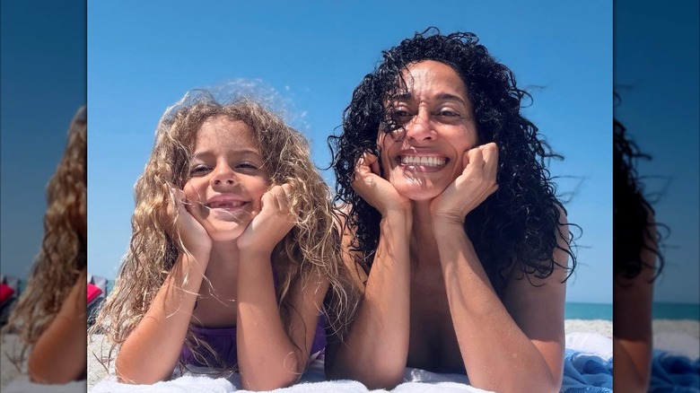 Tracee Elliss Ross disfruta de un día de playa con su sobrina