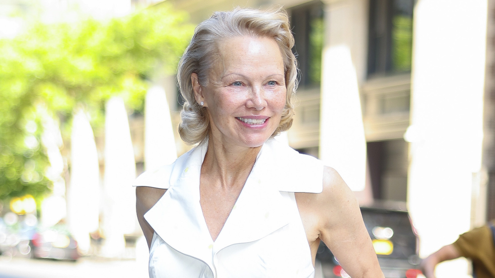 9 celebridades mayores de 50 años que no usaron maquillaje en las redes sociales y hicieron alarde de su belleza natural
