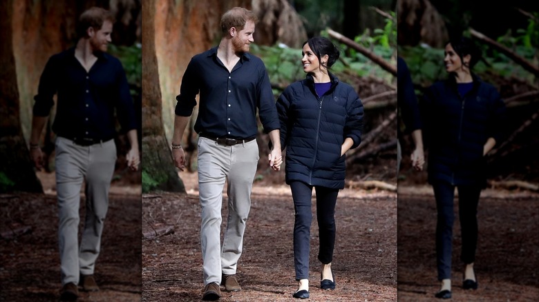 El príncipe Harry y Meghan Markle se sonríen mientras caminan por el bosque.