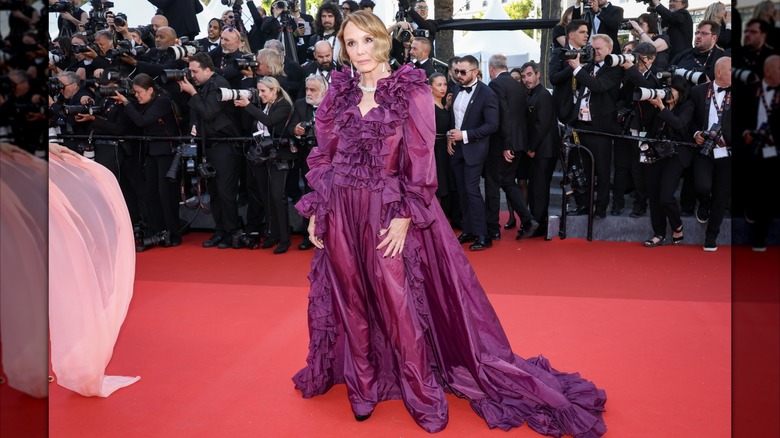 Philippine Leroy-Beaulieu con un vestido morado de Saint Laurent en el Festival de Cine de Cannes 2026