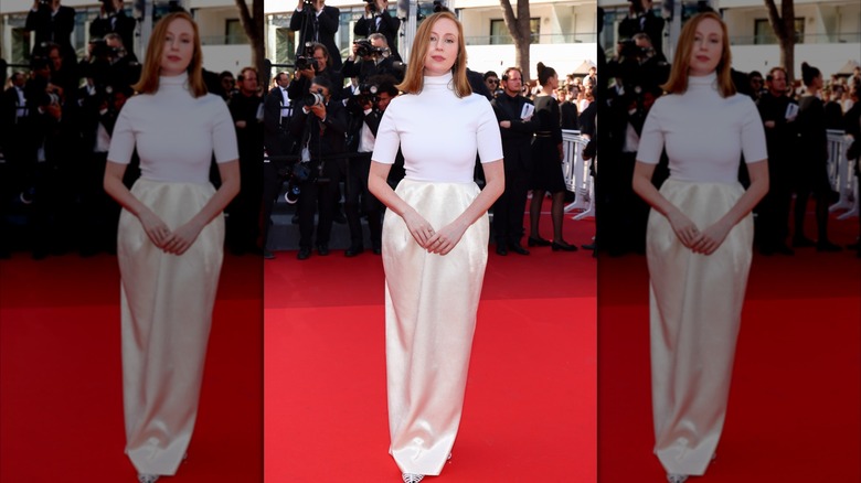 Hannah Einbinder con un vestido blanco personalizado de Celine con un estilo terrible en el Festival de Cine de Cannes de 2026