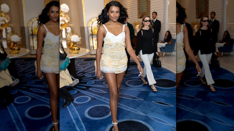 Simone Ashley con un vestido sin mangas de Toteme en el Festival de Cine de Cannes 2026