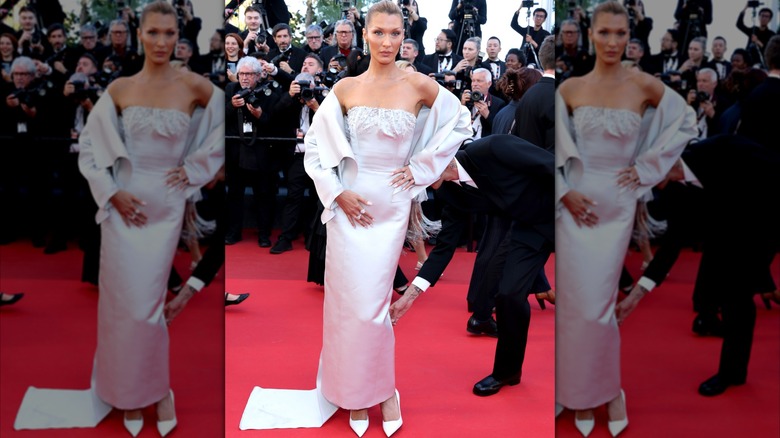 Bella Hadid con un aburrido vestido plateado de Prada en el Festival de Cannes 2026