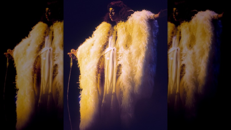Donna Summer actúa con un disfraz de plumas a finales de los años 1970.