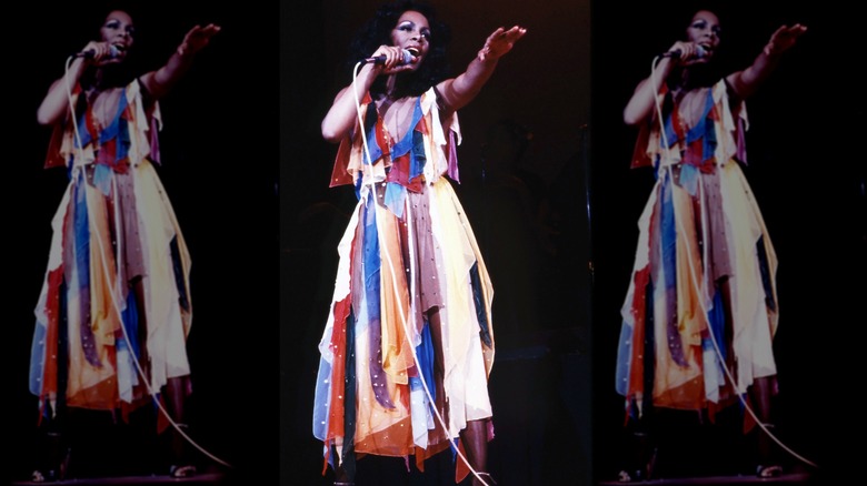 Donna Summer actúa con un vestido multicolor en Los Ángeles en 1979