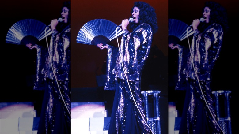Donna Summer actúa con una bata de lentejuelas y un abanico en Los Ángeles en los años 1970