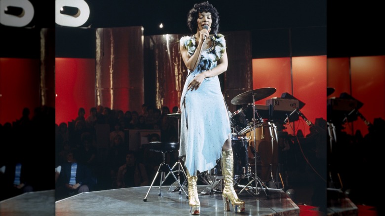 Donna Summer en el escenario en abril de 1976