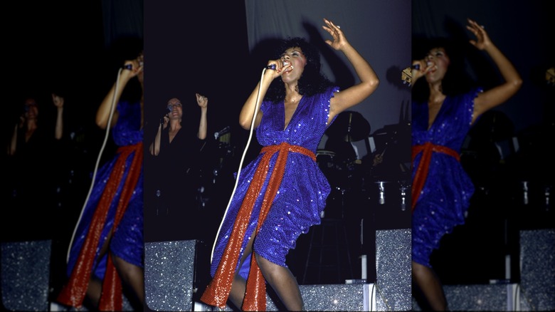 Donna Summer actúa en el Oakland Coliseum en Oakland, California, el 1 de julio de 1979.