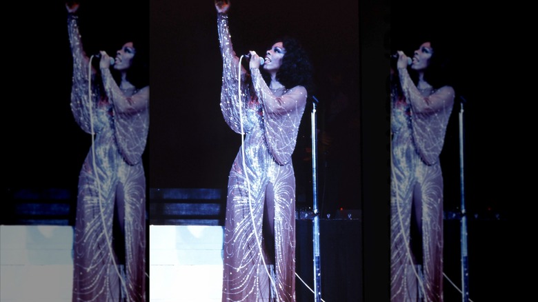 Donna Summer actúa en concierto en Los Ángeles en los años 1970