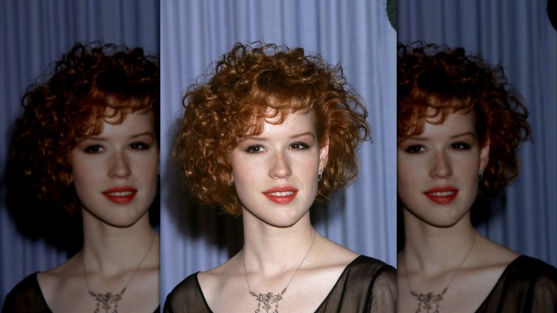 Molly Ringwald posa en el backstage de los Premios de la Academia 1986