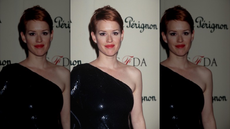 Molly Ringwald asiste a los premios del Consejo de Diseñadores de Moda de América el 12 de febrero de 1996