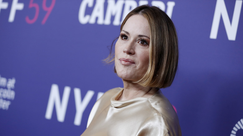 Molly Ringwald asiste a la proyección de la noche inaugural de La tragedia de Macbeth durante el Festival de Cine de Nueva York 59th el 24 de septiembre de 2021 Nueva York