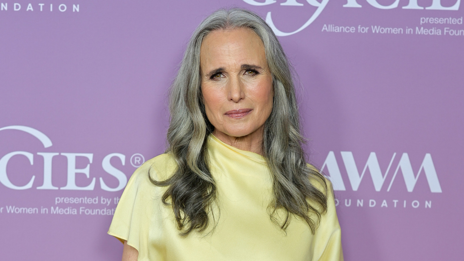 El hermoso cabello gris y la oda al envejecimiento de Andie MacDowell se robaron el show en los Premios Gracie 2026