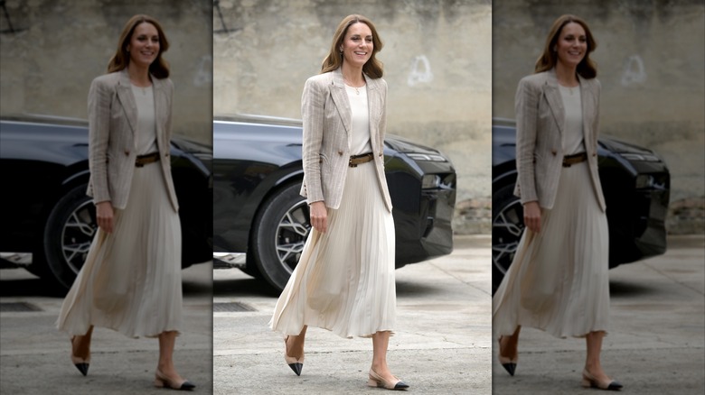 Kate Middleton con blazer a rayas y falda blanca