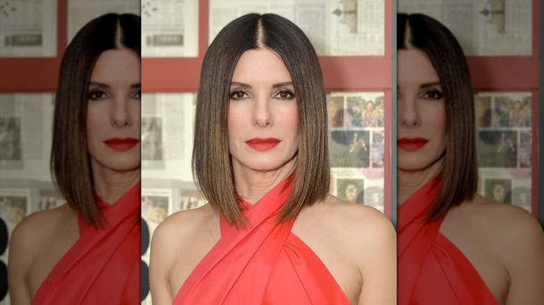 Sandra Bullock con un elegante globo en el 