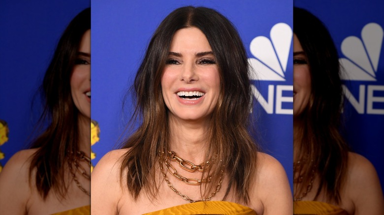 Sandra Bullock con olas desordenadas en los Globos de Oro