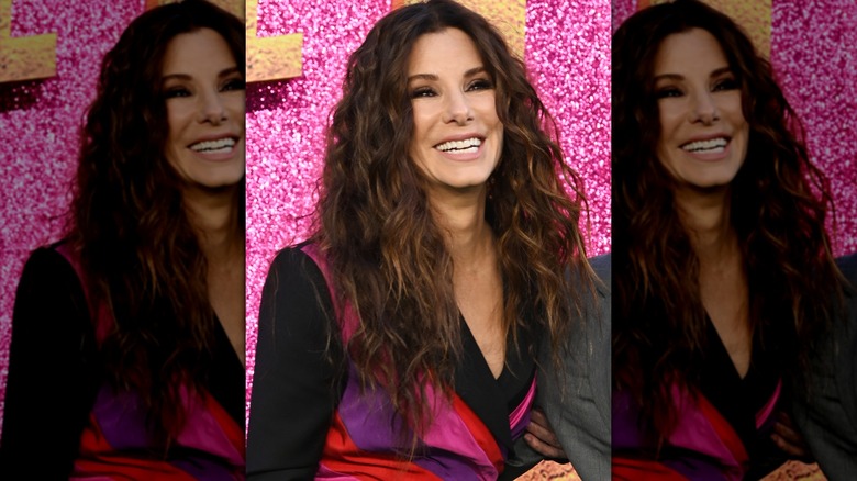 Sandra Bullock con rizos saltarines en Londres, Inglaterra
