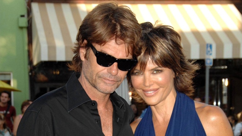 Lisa Rinna posa con su esposo Harry Hamlin.