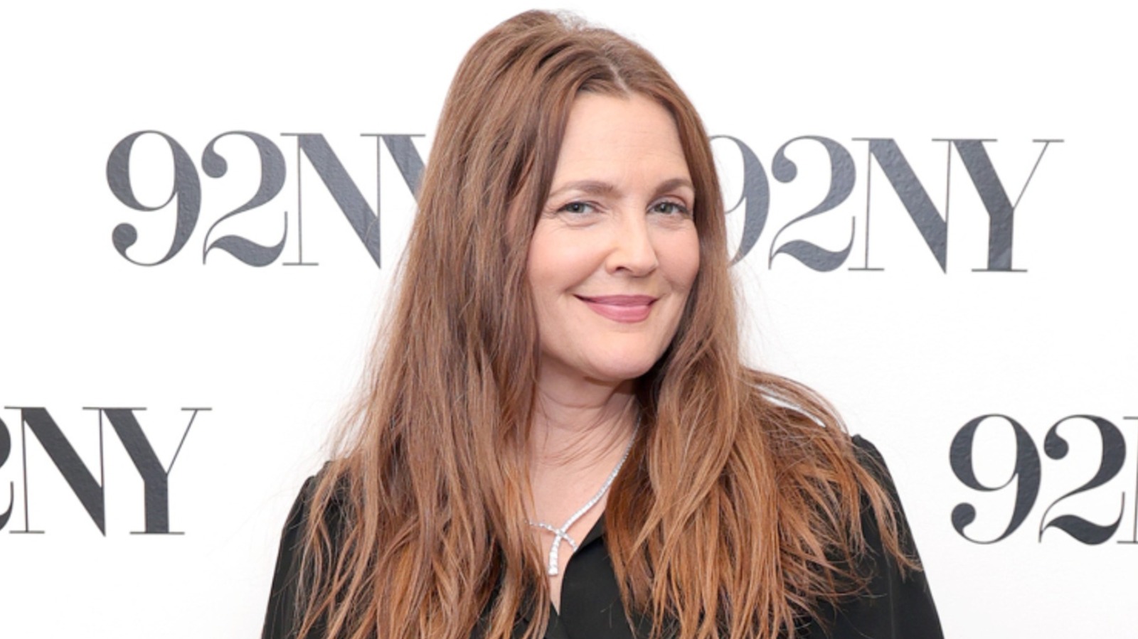 La transformación del cabello gris de Drew Barrymore le queda tan bien que desearíamos que no fuera una peluca