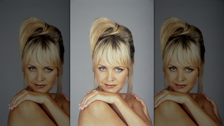 Twiggy posa para una sesión de fotos con un recogido