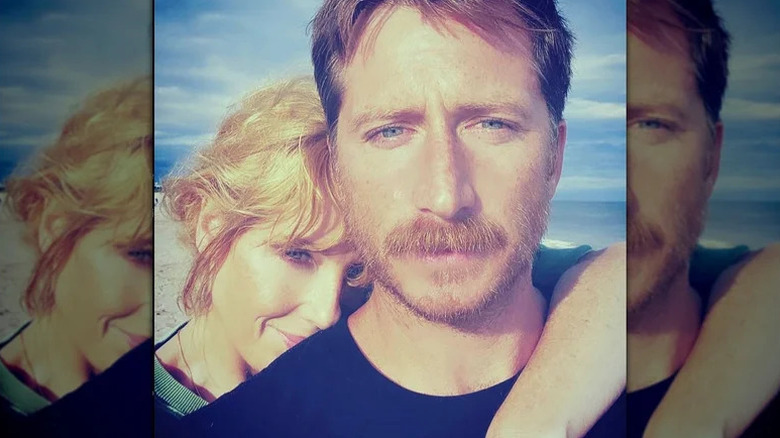 Kelly Reilly y Kyle Baugher en la playa