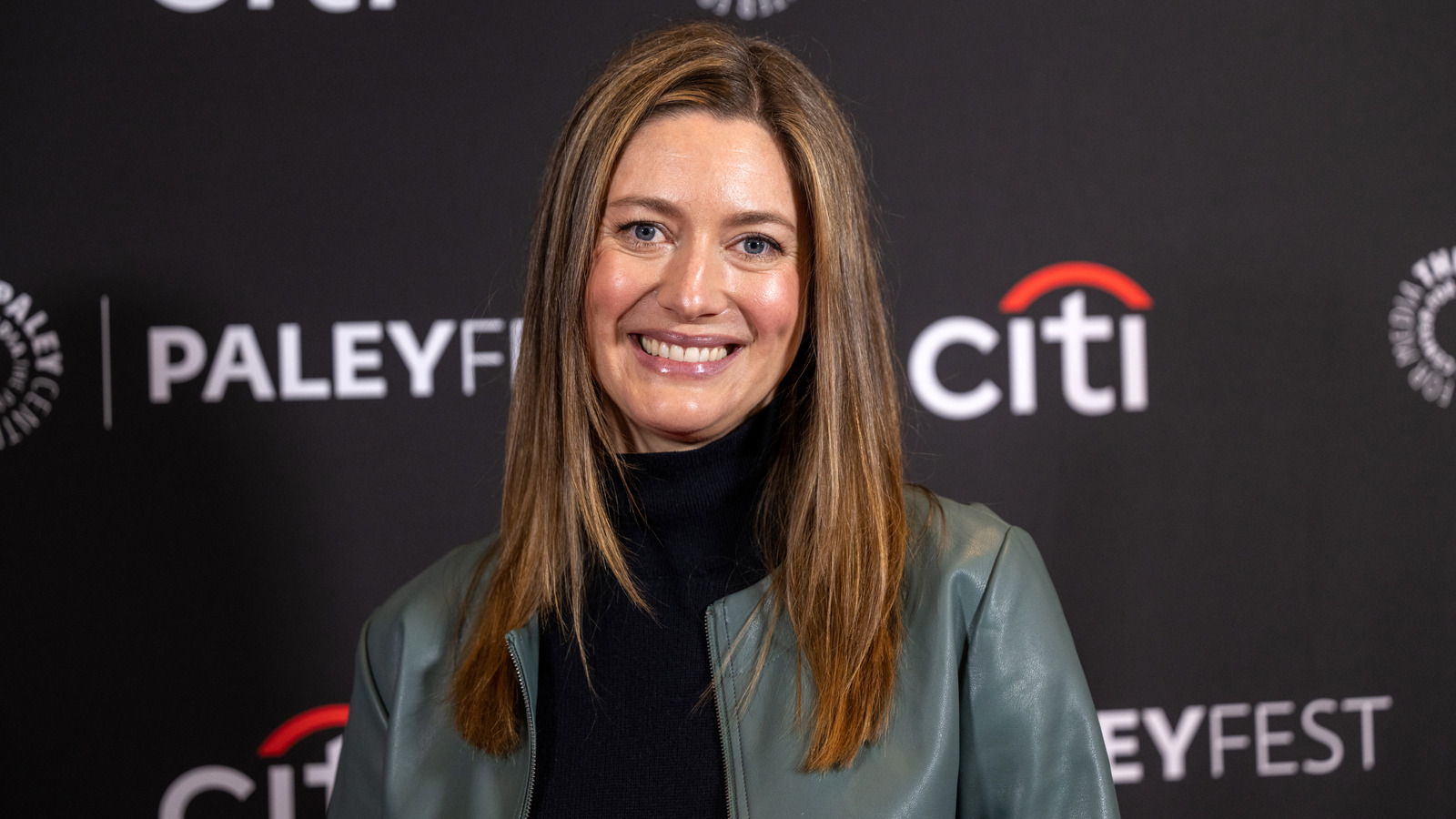 Zoe Perry del joven Sheldon ha crecido hasta convertirse en la gemela de su madre Laurie Metcalf y estas fotos lo demuestran