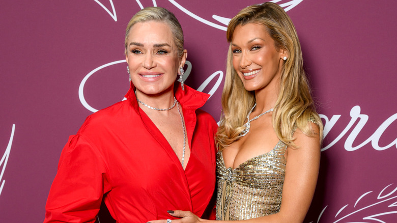 Yolanda Hadid y Bella Hadid posando para una foto en la gala Chopard Miracle