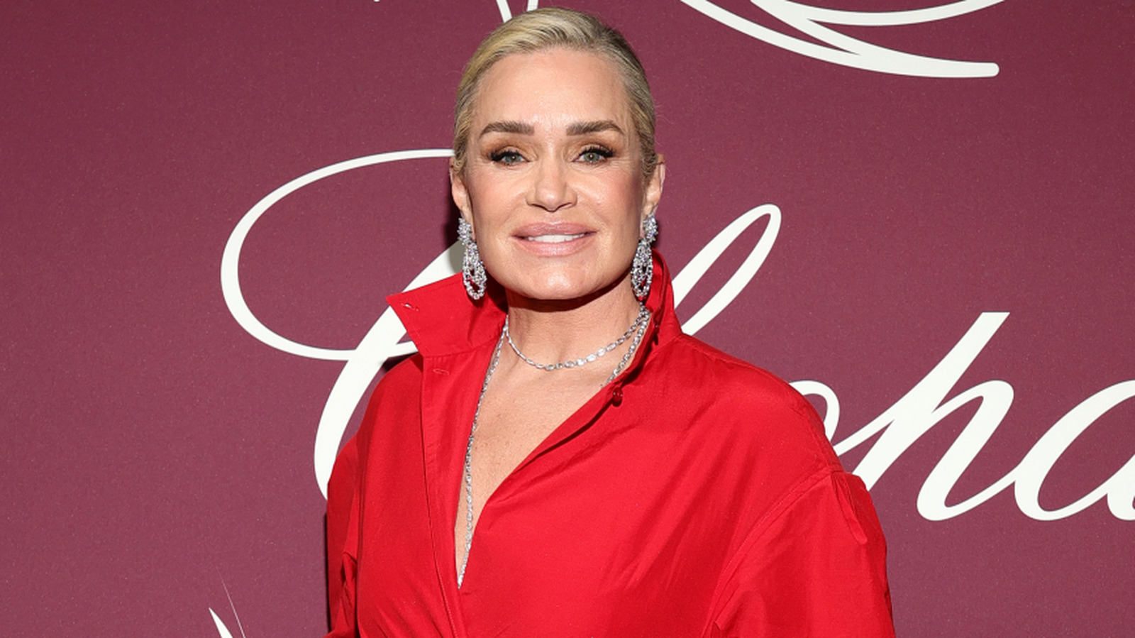 El look de Yolanda Hadid en la alfombra roja de Cannes reescribe las reglas sobre las cejas gruesas a los 60 años