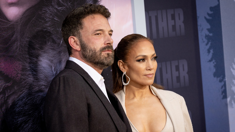 Jennifer López mirándose al espejo luciendo un vestido de cola larga para su boda con Ben Affleck en 2022.