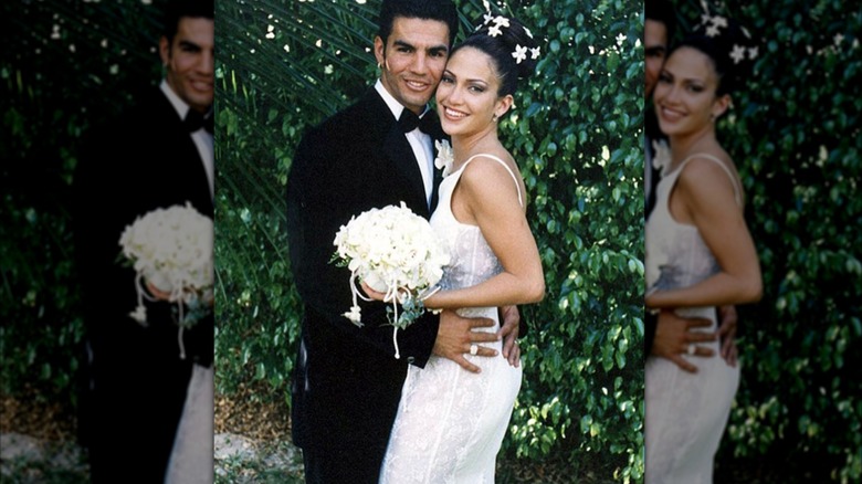Jennifer López con su primer marido Ojani Noa el día de su boda.