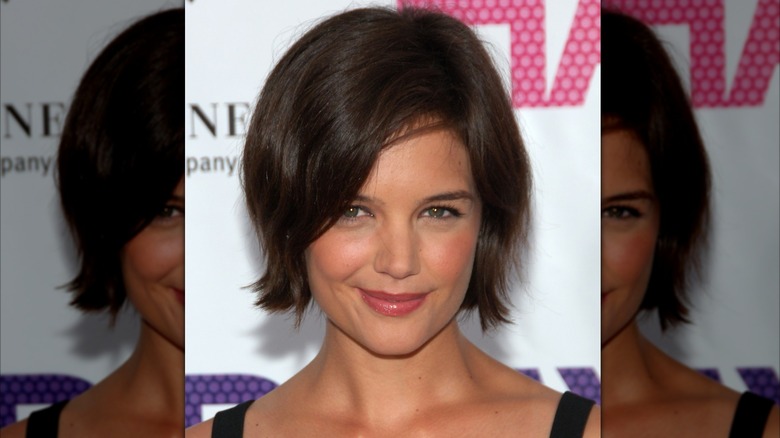 Katie Holmes sonriendo en 2007 con un corte bob corto y flequillo.