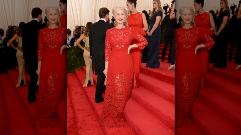 Helen Mirren posa en las escaleras de la Met Gala