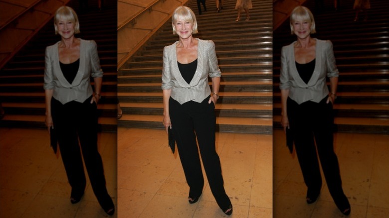 Helen Mirren posa fuera del desfile de Armani en la Semana de la Moda de París