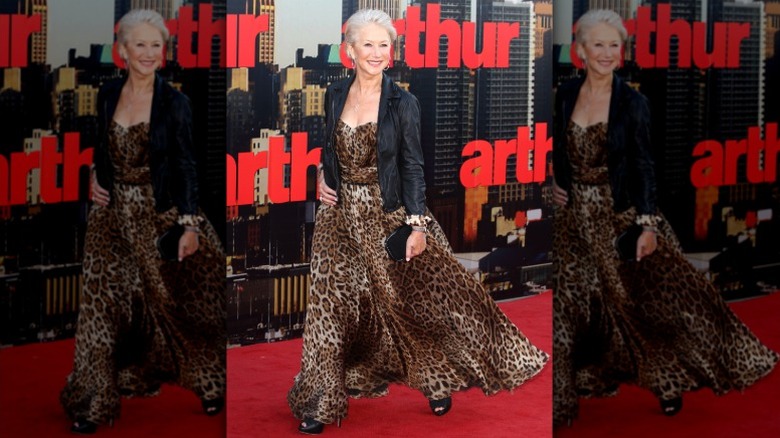 Helen Mirren llega al estreno de Arthur luciendo un vestido con estampado de leopardo