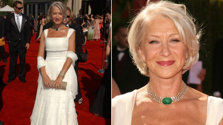 Helen Mirren posa en los Emmy 2006 con un vestido blanco y un collar de esmeraldas