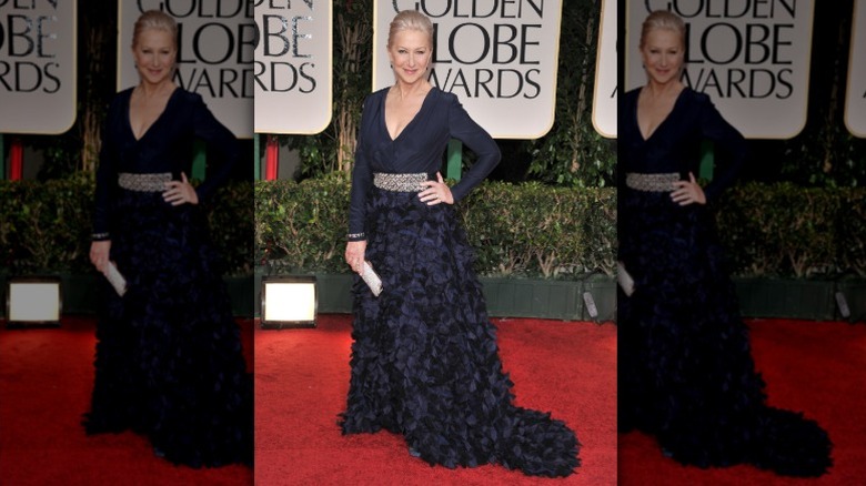 Helen Mirren posa con vestido azul marino en los Globos de Oro